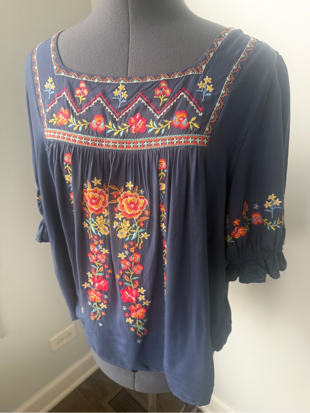 Savannah Jane Sz Medium Slate Blue Floral Embroidered Peasant Top - Picture 4 of 16